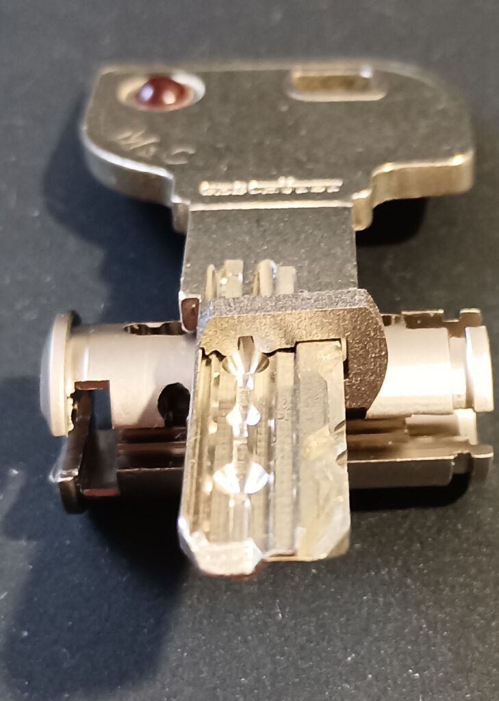 Raktas ir plieninė plokštelė