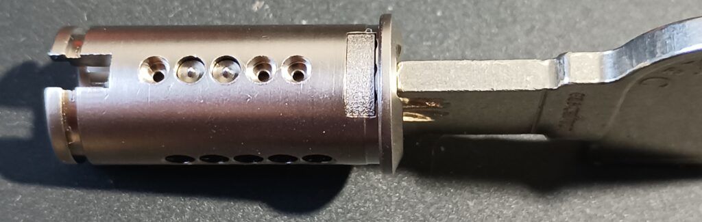 Šoniniai pinai cilindro rotoriuje